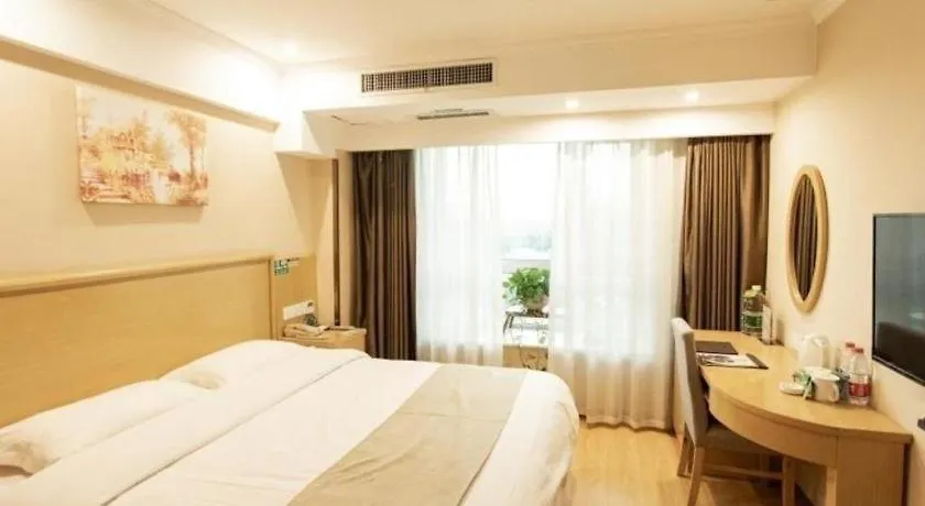 Greentree Inn Zhumadian Xincai County Yueliang Bay Hotel. 3*,